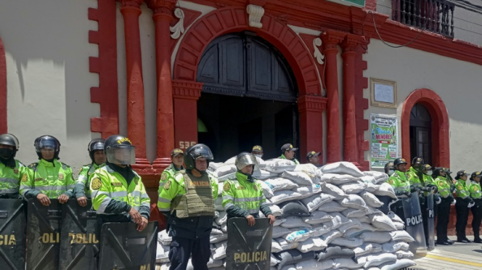 Suben a 17 los muertos por choques entre manifestantes y antimotines en sur de Per&uacute;