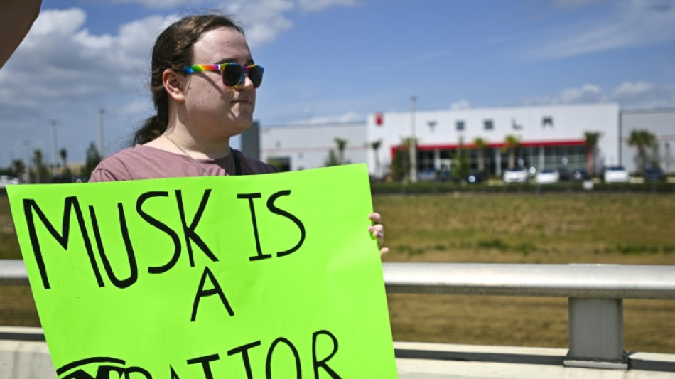 Manifestantes protestam contra Musk diante de concessionárias da Tesla em EUA e Europa
