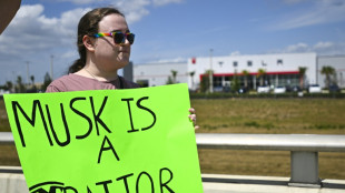 Manifestantes protestam contra Musk diante de concessionárias da Tesla em EUA e Europa