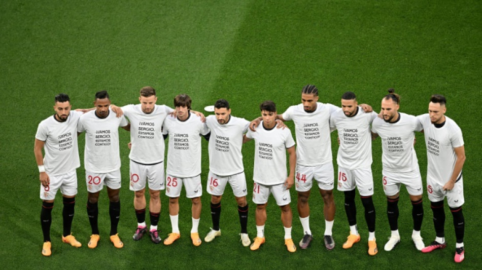 Ligue Europa: les joueurs de S&eacute;ville FC affichent leur soutien &agrave; Sergio Rico