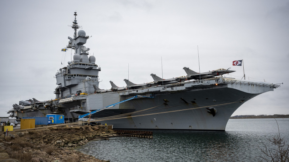 Parigi smentisce il dispiegamento portaerei Charles de Gaulle in Mediterraneo