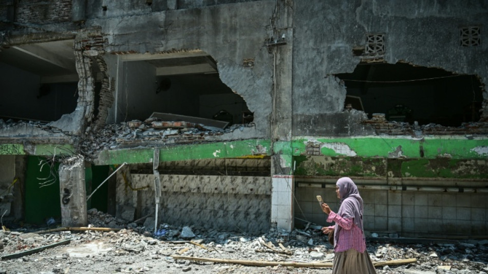 Concluye la b&uacute;squeda en la escuela colapsada en Indonesia con un saldo de 67 muertos