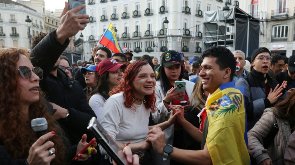 "&iexcl;Cay&oacute;, cay&oacute;!", venezolanos en Madrid celebran la captura de Maduro 