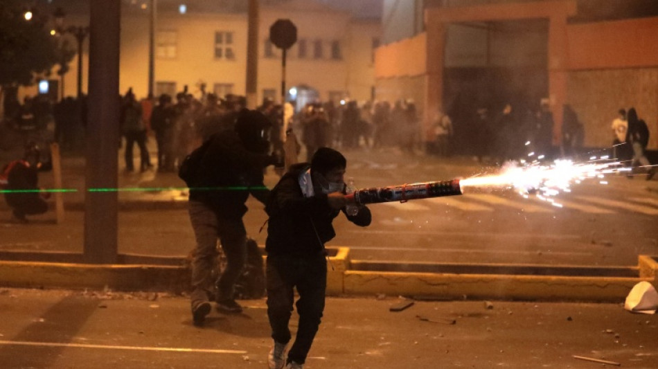 Masiva protesta deja 75 heridos en Per&uacute; tras instalarse nuevo gobierno