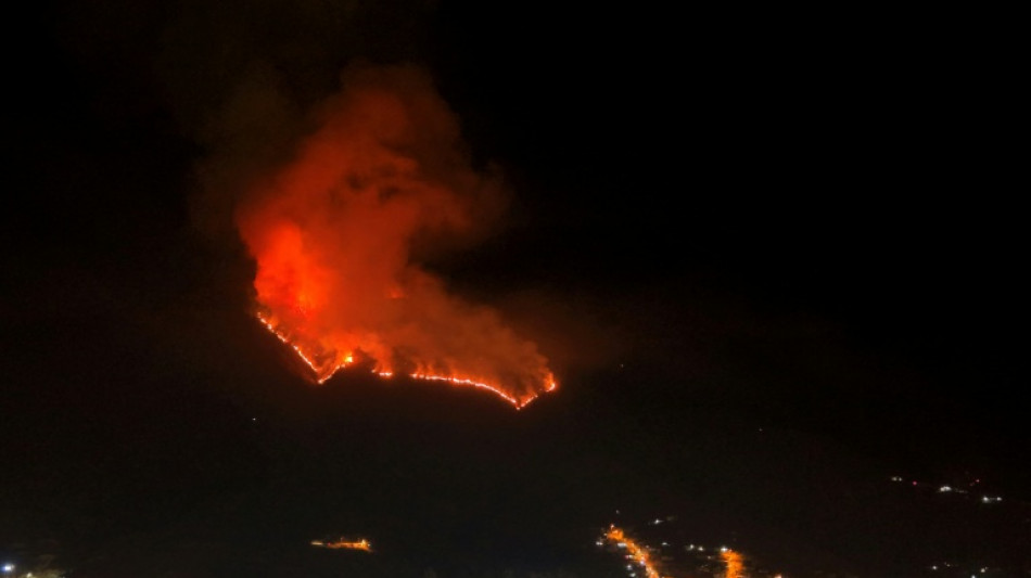 Bomberos apaciguan el incendio que acecha la capital de Ecuador