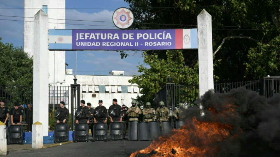 Policiais rebelados suspendem protesto em cidade argentina