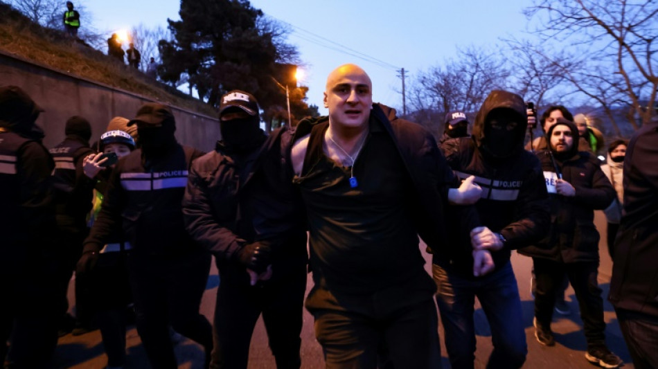 G&eacute;orgie : arrestation de deux meneurs de l'opposition lors d'une manifestation, condamnation de l'UE