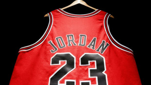 Un maillot du basketteur Michael Jordan vendu aux ench&egrave;res pour 10,1 millions de dollars, un record