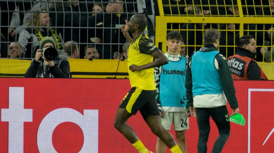 Dortmund vence Werder Bremen (3-0) e se mant&eacute;m em 2&ordm; na Bundesliga; Stuttgart bate Eintracht