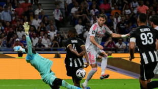Lyon vence Angers e iguala pontuação do líder PSG