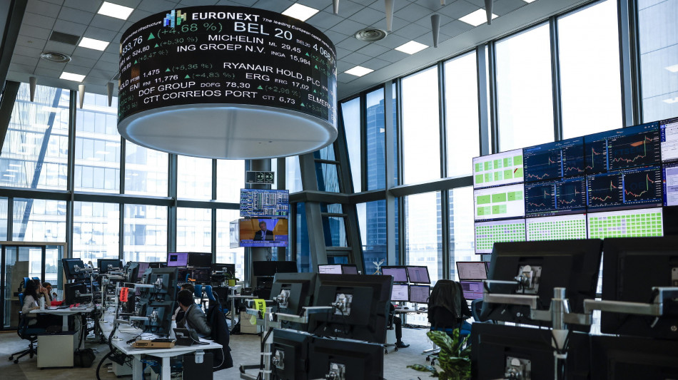 Borsa: l'Europa cauta guarda alla Fed, balzo della difesa