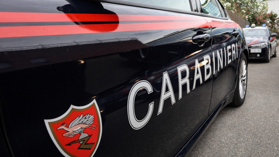 Ragazzina tent&ograve; il suicidio, arrestato per maltrattamenti il padre