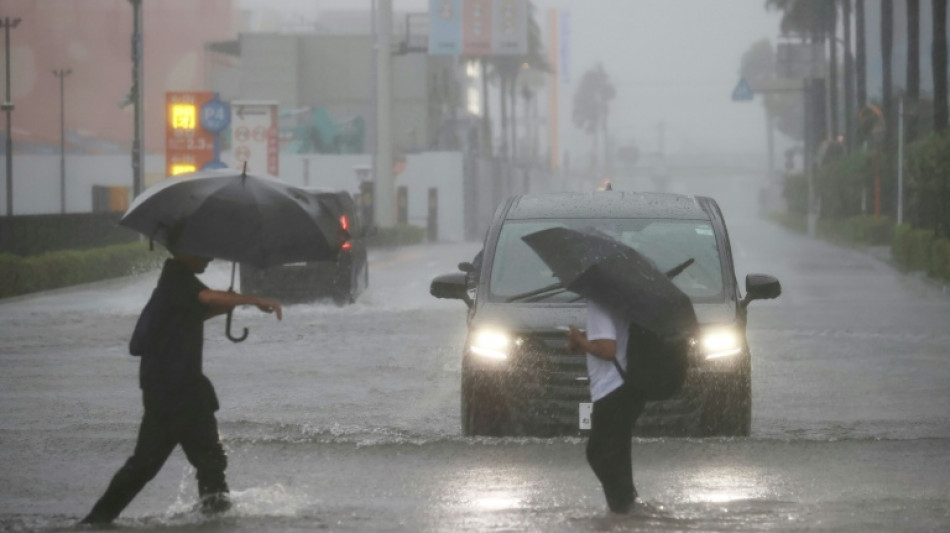 Cancelan vuelos y piden evacuar ante la llegada del tif&oacute;n Dujuan a Jap&oacute;n