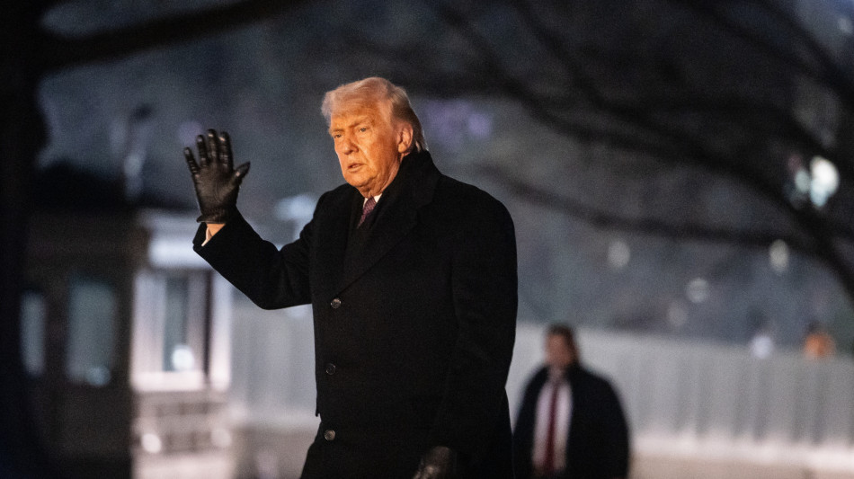 Trump rilancia ipotesi 'quarto mandato' mentre i sondaggi lo danno ai minimi