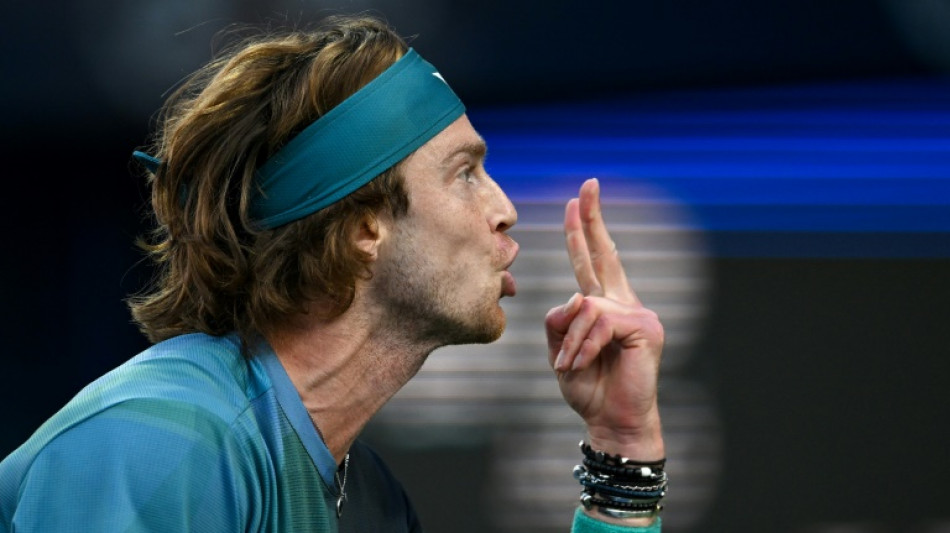 Rublev &eacute; desclassificado em Dubai ap&oacute;s gritar com &aacute;rbitro de linha