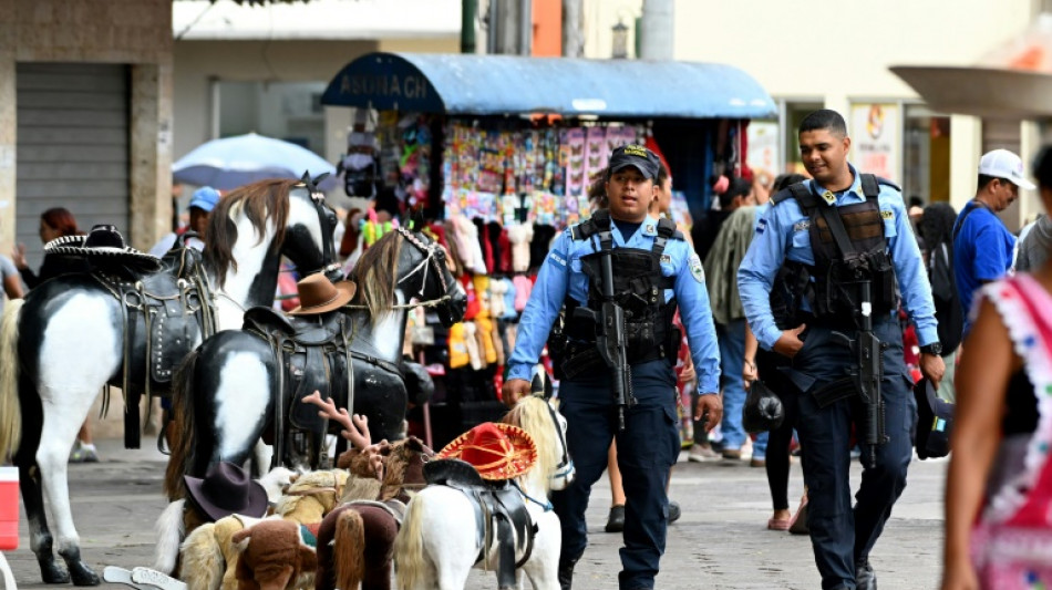 Honduras despliega polic&iacute;as y militares por temporada navide&ntilde;a