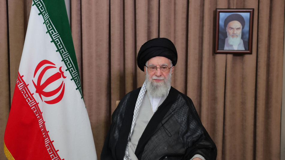 Khamenei, 'non ci arrenderemo mai'