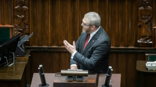 Rechtsextremer polnischer Abgeordneter leert Feuerl&ouml;scher &uuml;ber j&uuml;dischem Chanukka-Leuchter