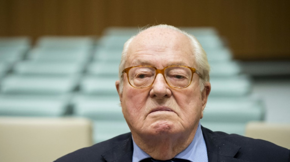 Le Pen, un "visionnaire" pour le RN, un "&ecirc;tre abject" pour la gauche, une "figure historique" pour l'ex&eacute;cutif