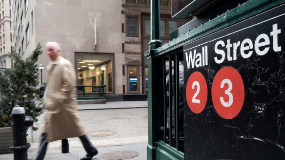 Wall Street termine en ordre dispers&eacute;, profite du repli des taux obligataires