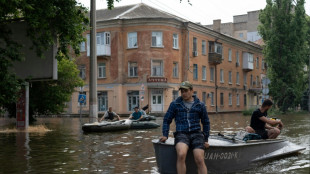 Zelenski visita la zona inundada por la destrucci&oacute;n de la represa en Ucrania y Rusia reporta cinco muertos