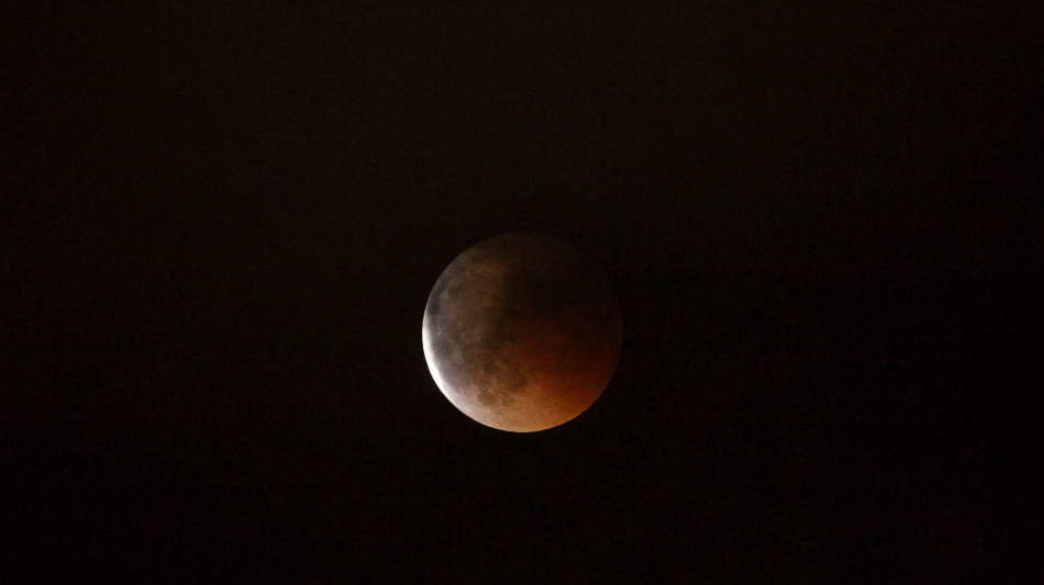 Stanotte lo spettacolo dell'eclissi di Luna, il massimo sar&agrave; all'alba