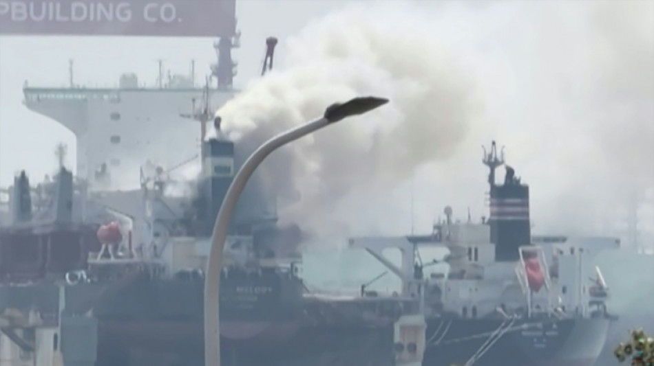 Al menos 20 muertos por el incendio de un buque de carga extranjero en China