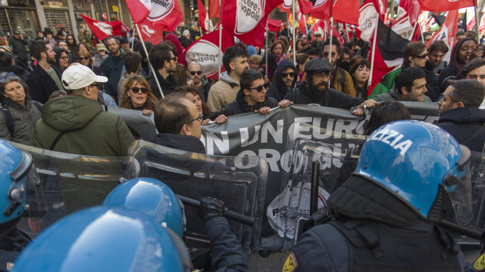 Nuovi scontri a Bologna, lacrimogeni verso manifestanti