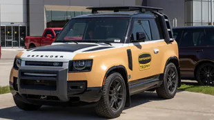 Defender elettrico rinviato al 2030 da Jaguar Land Rover