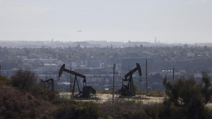 Il petrolio in calo, Brent torna sotto 70 dollari al barile