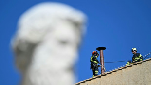 El Vaticano instala chimenea en la Capilla Sixtina para el cónclave