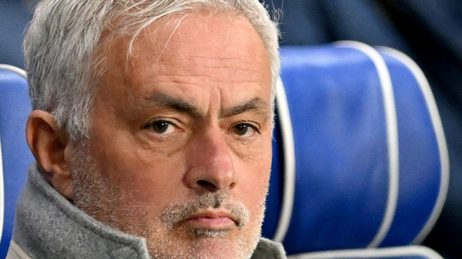 Mourinho belisca nariz do treinador do Galatasaray após clássico na Turquia