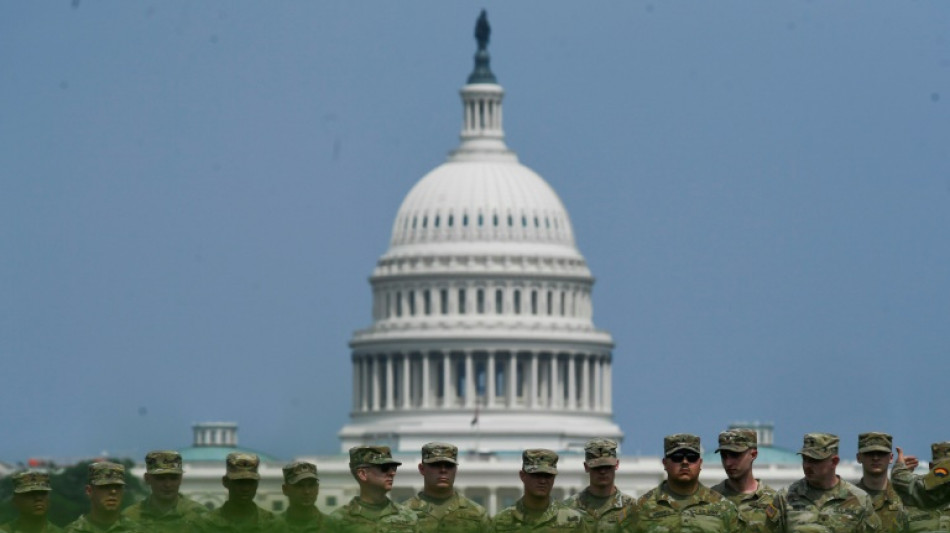 Trump preside desfile entre protestas en día enlutado por muerte a tiros de demócrata