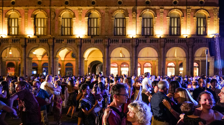 Una festa di musica e ballo in piazza a Bologna per salutare il Ferragosto