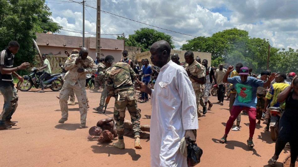 Mali: attaque "terroriste" repouss&eacute;e aux portes de la capitale