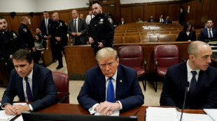 La sélection du jury au procès Trump reprend, une jurée jette l'éponge