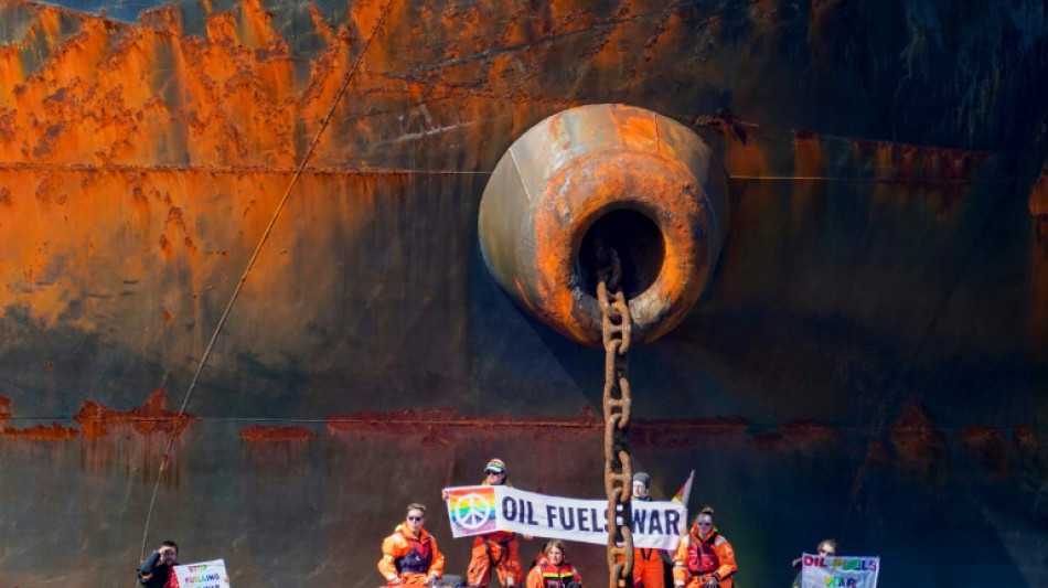 Greenpeace-Aktivisten blockieren russischen &Ouml;ltanker in Norwegen