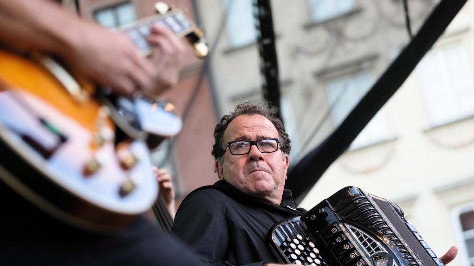Fa troppo caldo, l'orchestra rinuncia. Assolo di Galliano a Mazara