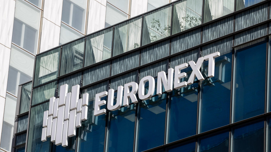 Borsa: Europa positiva, salgono gli indici Pmi, Milano +0,4%