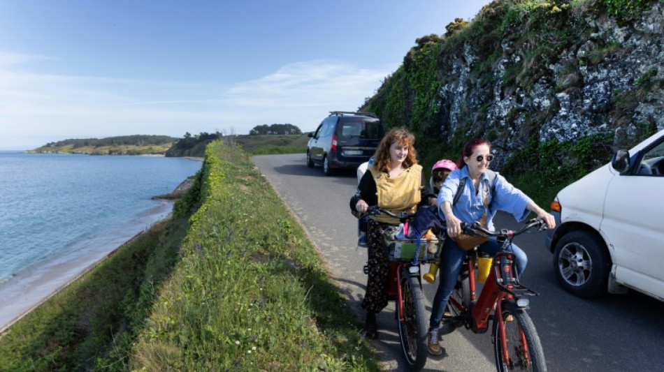 A Belle-&Icirc;le, la difficile cohabitation entre les voitures et les v&eacute;los