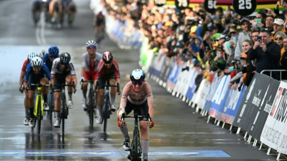 Van Vleuten&nbsp;defies pain 'hell' to win world road race title