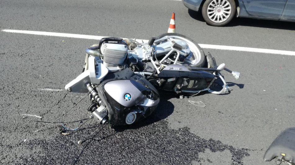 ++ Auto falcia cinque moto sulla Gardesana, un ferito grave ++