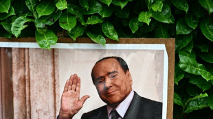 Milhares de pessoas prestam sua &uacute;ltima homenagem a Berlusconi 