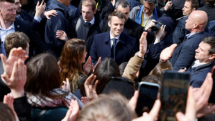 Pr&eacute;sidentielle: Macron entre de plain-pied dans l'ar&egrave;ne