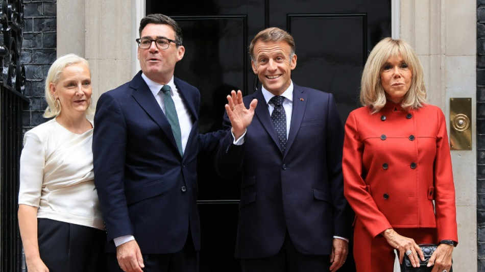 British, French leaders hold talks on migrants, EU relations