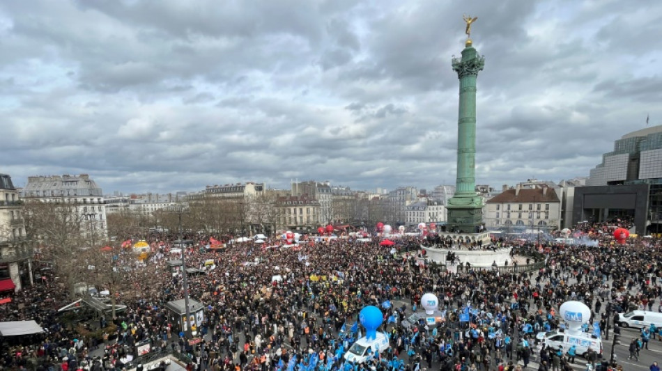 Macron "&agrave; disposition des syndicats", mais sans remettre en cause la r&eacute;forme des retraites 
