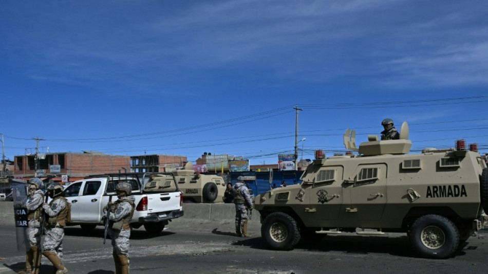 Militares y polic&iacute;as de Bolivia despejan v&iacute;as bloqueadas por manifestantes bajo estado de excepci&oacute;n 