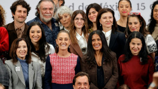 Salma Hayek trabaja en una pel&iacute;cula que desmiente la imagen "err&oacute;nea" que se da de M&eacute;xico