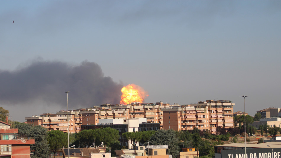 Esplode distributore, feriti vigile fuoco e operatori 118