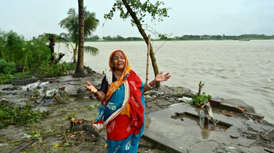 Refugiados climáticos huyen de pueblos arrasados por las inundaciones en Bangladés